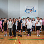 Uczniowie klas ósmych składają uroczystą przysięgę.jpg