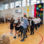 Uczniowie klas ósmych tańczą poloneza(1).jpg