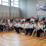 Uczniowie_ rodzice oraz nauczyciele podczas uroczystości zakończenia roku szkolego.jpg