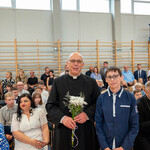 Pamiątkowe zdjęcie ucznia klasy ósmej z księdzem prałatem proboszczem parafii Świętej Rodziny.jpg