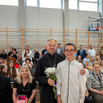 Pamiątkowe zdjęcie ucznia klasy ósmej z księdzem proboszczem parafii Świętego Mikołaja w Białymstoku.jpg