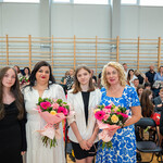 Pamiątkowe zdjęcia uczennicy klasy ósmej z Dyrekcją Szkoły Podstawowej Nr 11 w Białymstoku.jpg