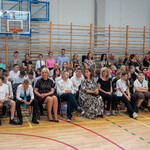 Nauczyciele_ uczniowie i ich rodzice podczas uroczystości zakończenia roku szkolnego.jpg