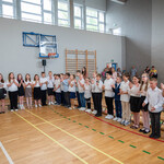 Zdjęcie nr 18. Uczniowie klas III klaszczą w rytm śpiewanej piosenki_.jpg