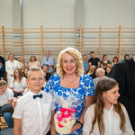 Zdjęcie nr 17. Pani Wicedyrektor_ Dorota Kłak_ pozuje do zdjęcia z uczniami klasy III.jpg