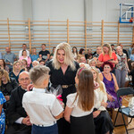 Zdjęcie nr 15. Uczniowie klas III wręczają upominek Pani Dyrektor Bożenie Jolancie Chodynieckiej.jpg