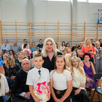 Zdjęcie nr 15. Pani Dyrektor pozuje do zdjęcia z uczniami klasy III.jpg