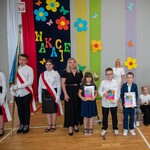 Zdjęcie nr 11. Pani Dyrektor pozuje do zdjęcia z laureatami konkursu ortograficznego. .jpg