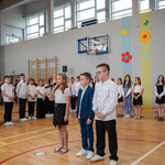 Zdjęcie nr 14. Uczennica klasy III przemawia do zgromadzonych gości.jpg