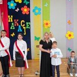 Zdjęcie nr 10. Pani Dyrektor pozuje do zdjęcia wraz z nagrodzonym uczniem.jpg