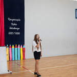 Zdjęcie nr 2 - Uczennica kl. 7b uświetnia uroczystość utworem _Radość najpiękniejszych lat_ A. Jantar_.jpg