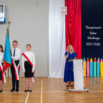 Zdjęcie nr 4  - Pani Dyrektor Bożena Jolanta Chodyniecka wita zgromadzonych gości i społeczność szkolną.jpg.jpg