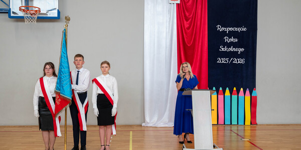 Zdjęcie nr 4  - Pani Dyrektor Bożena Jolanta Chodyniecka wita zgromadzonych gości i społeczność szkolną.jpg.jpg