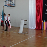 Zdjęcie nr 10 - Delegacja pocztu sztandarowego przygotowuje się do odśpiewania Hymnu Państwowego.jpg