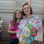 Zdjęcie nr 21 - Wychowawczynie klasy 2a_ Pani Aneta Baranowska i Pani Bożena Lisowska pozują do zdjęcia.jpg