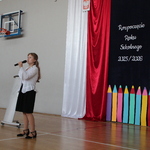 Zdjęcie nr 25 - Uczennica klasy 6c śpiewa radosną pieśń.jpg
