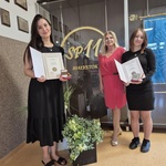Pani Dyrektor Bożena Jolanta Chodyniecka pozuje do zdjęcia wraz z nagrodzoną uczennicą i nauczycielką.jpg