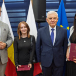 Uczennica i nauczycielka z Prezydentem Tadeuszem Truskolaskim i Zastępcą Tomaszem Klimem.jpg