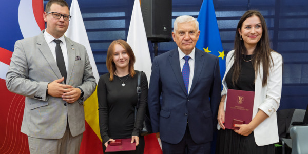 Uczennica i nauczycielka z Prezydentem Tadeuszem Truskolaskim i Zastępcą Tomaszem Klimem.jpg